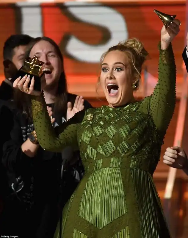 adele  trionfa ai grammy 2017