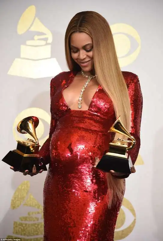 beyonce con statuette e pancione