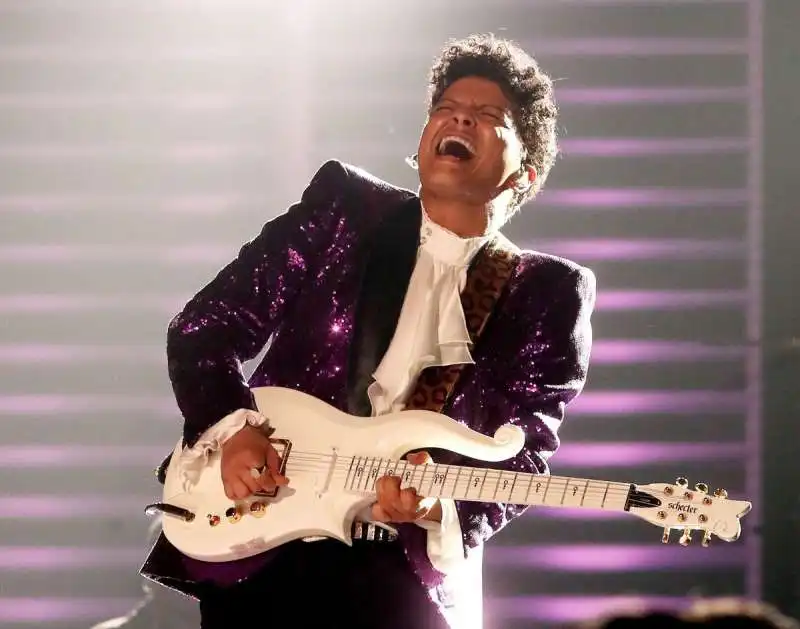 bruno mars omaggia prince