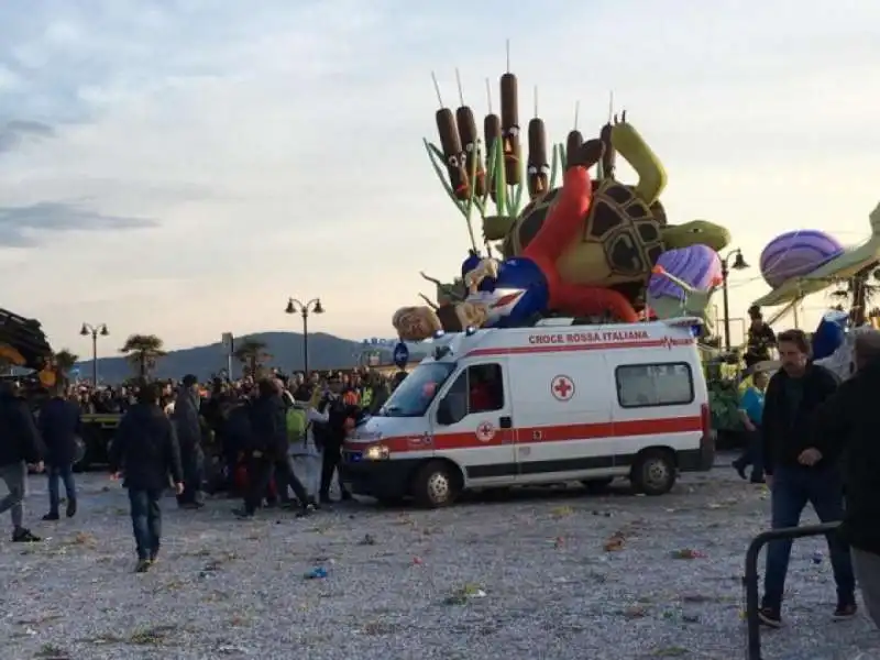 carro renzi   caduto al carnevale di follonica