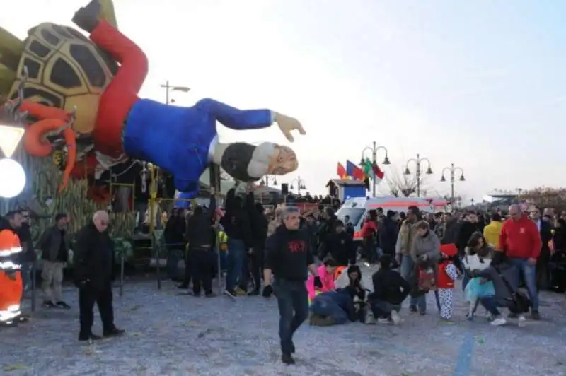 carro renzi  caduto al carnevale di follonica