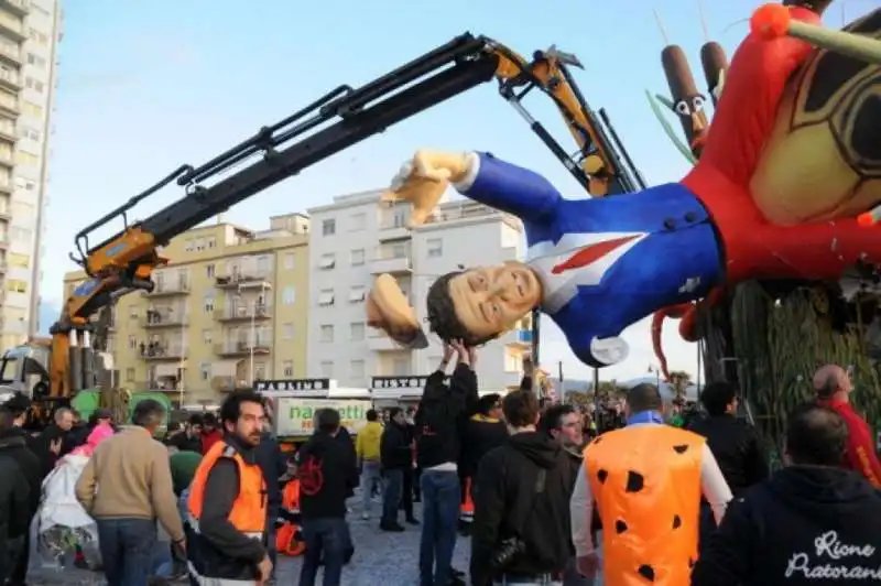 carro renzi caduto al carnevale di follonica