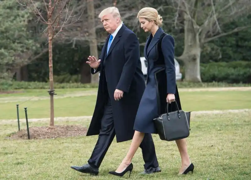 donald ivanka trump con il cappotto della sua linea