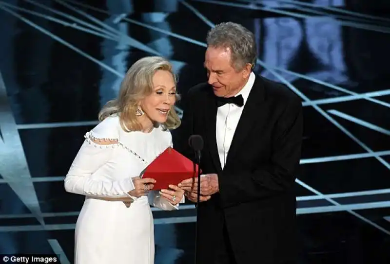 dunaway e beatty si correggono agli oscar