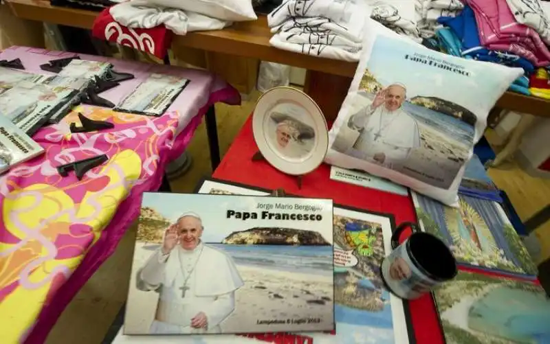 GADGET CON L IMMAGINE DI PAPA BERGOGLIO