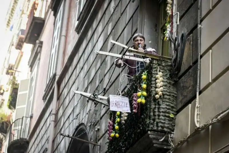 IL NEOMELODICO ANTONIO BORRELLI IN ARTE TOPOLINO CANTA DAL BALCONE 