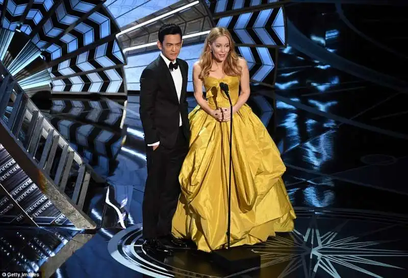  john cho e leslie mann