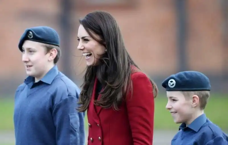 kate middleton tra i cadetti della raf  