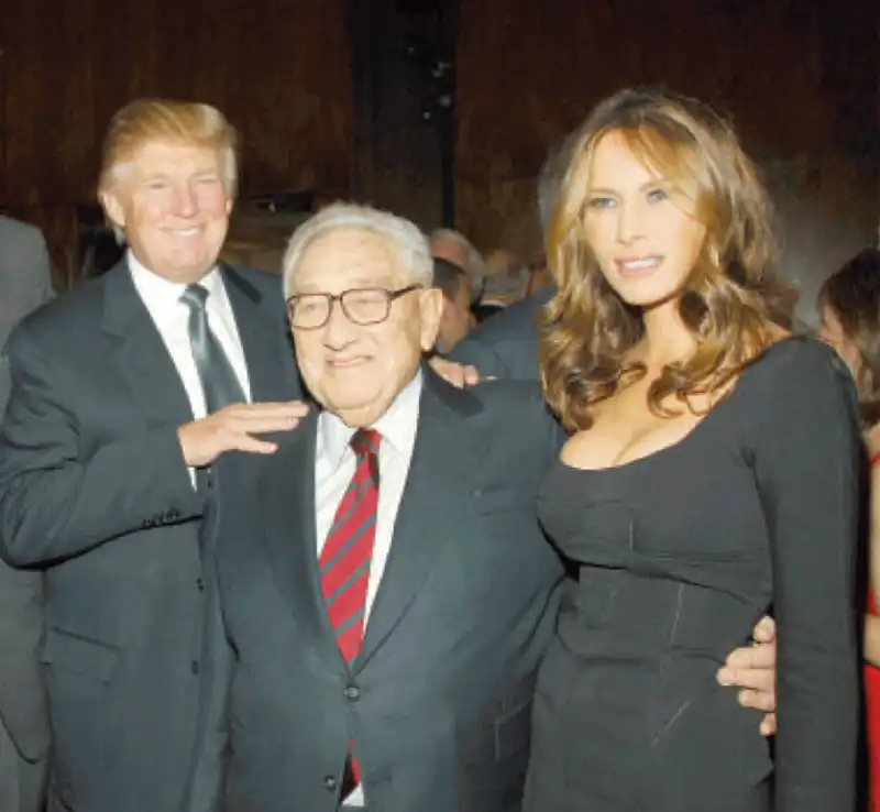 KISSINGER CON DONALD E MELANIA TRUMP 