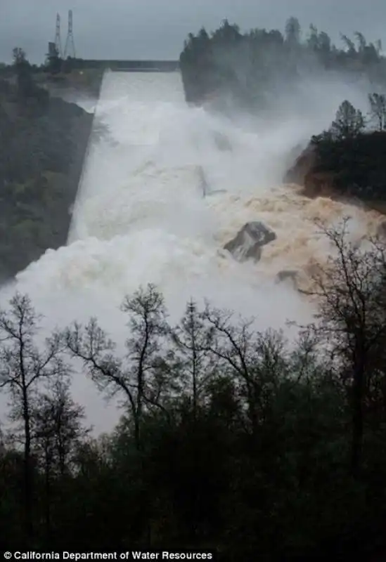 l acqua esce dalla  diga di oroville