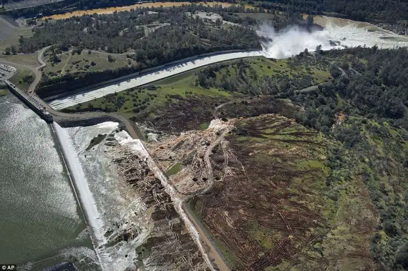 le acque del lago fuoriescono dalla zona di emergenza