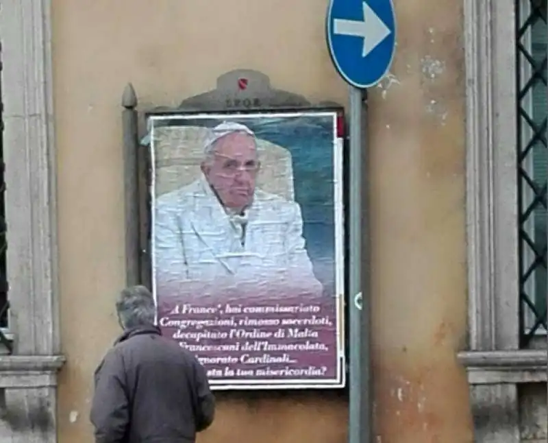 MANIFESTI CONTRO PAPA BERGOGLIO A ROMA