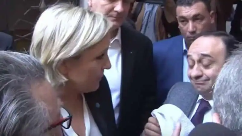 MARINE LE PEN RIFIUTA DI INDOSSARE IL VELO IN LIBANO