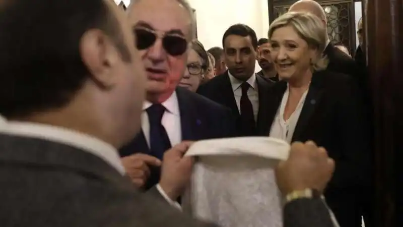 MARINE LE PEN RIFIUTA DI INDOSSARE IL VELO IN LIBANO 