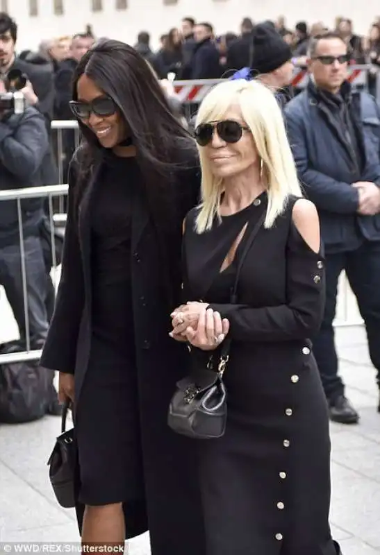 naomi campbell  con donatella versace