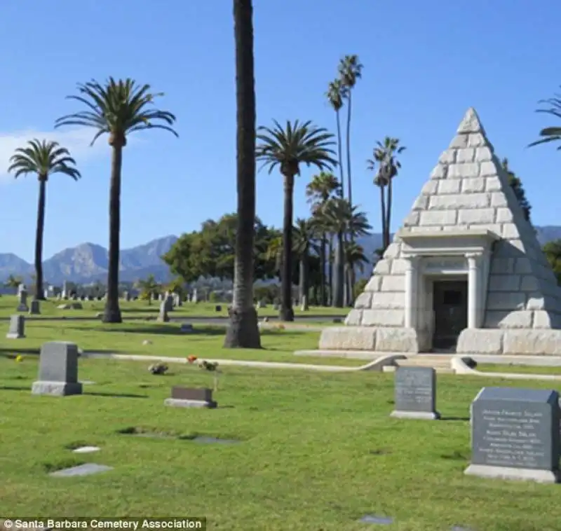 piramide nel cimitero californiano