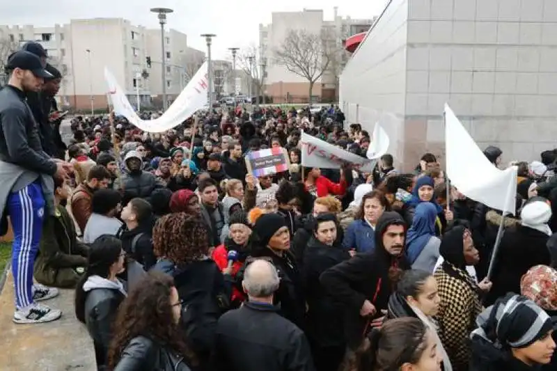 Proteste per le violenze nella banlieu di Aulnay sous Bois