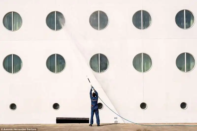 pulizia nave nel porto spagnolo