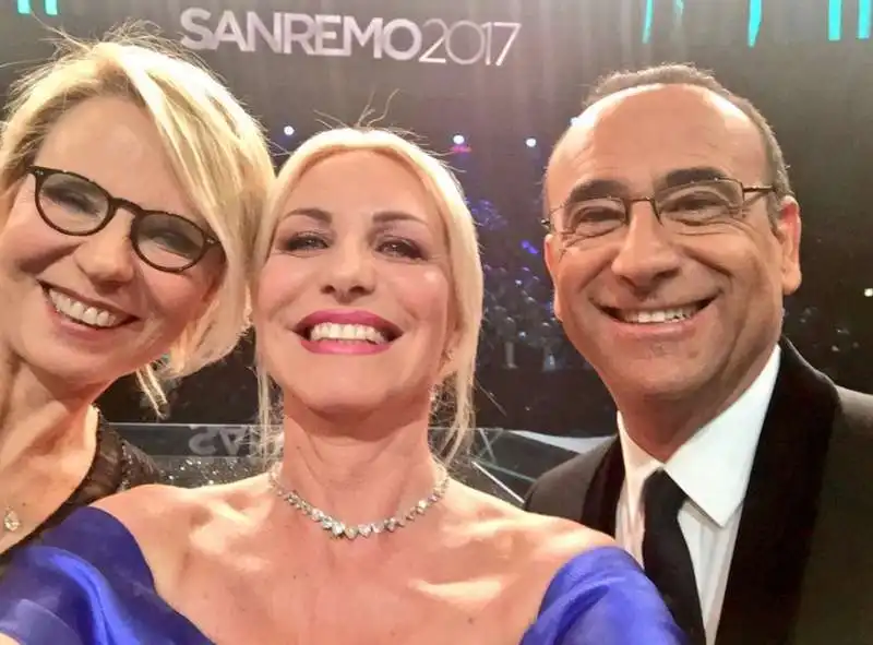 selfie carlo conti antonella clerici maria de filippi 