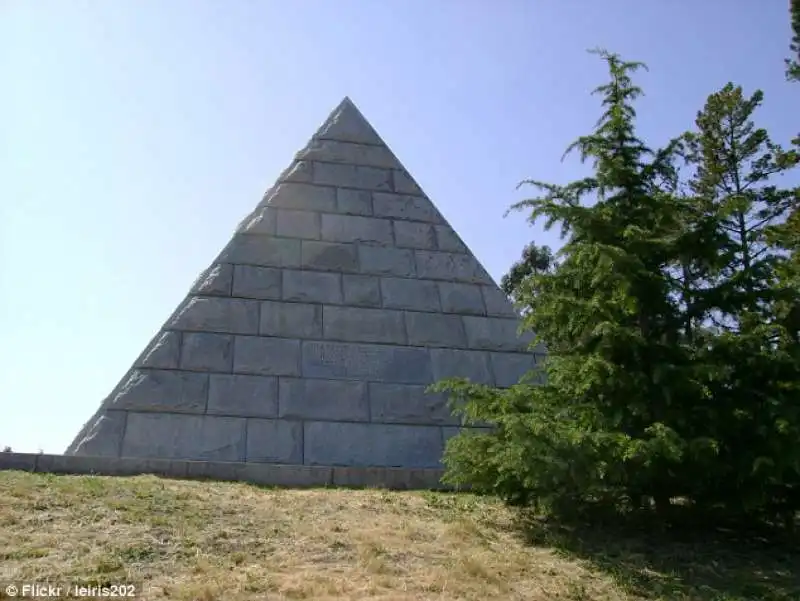 tomba a piramide in usa