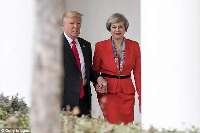 trump prende la mano a theresa may