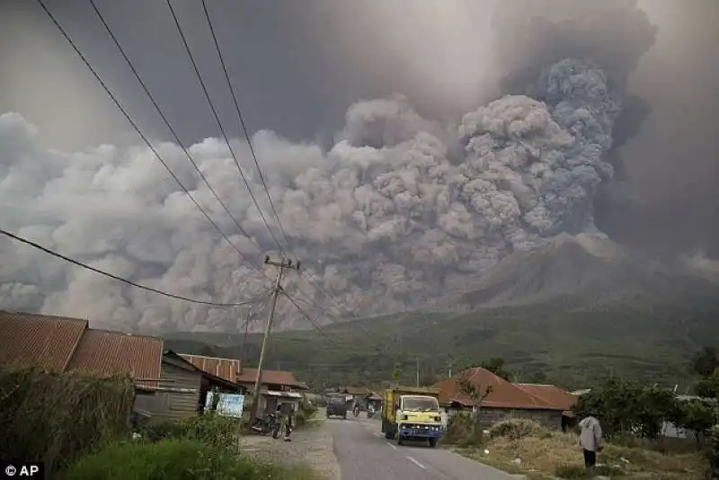 la nuvola di cenere del vulcano in indonesia 3