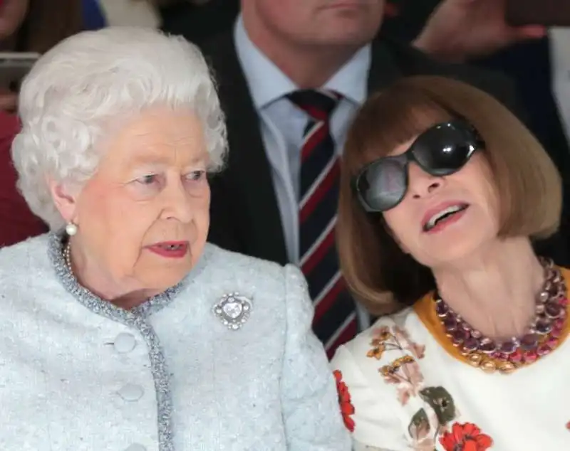 la regina elisabetta e anna wintour  2