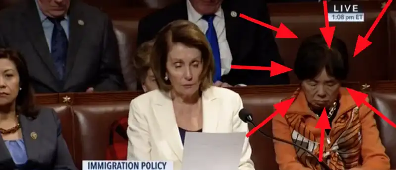 NANCY PELOSI CON I DEPUTATI CHE SI ABBIOCCANO ALLE SPALLE