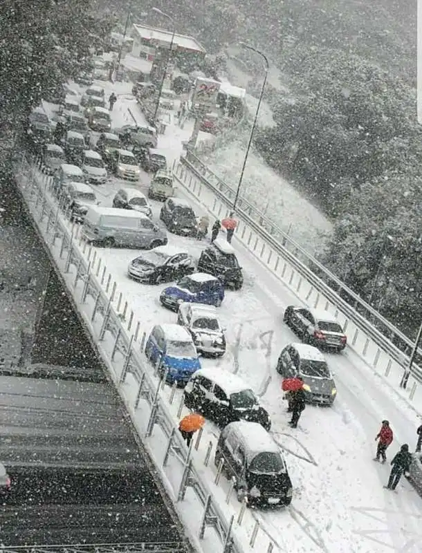 neve a napoli tangenziale bloccata