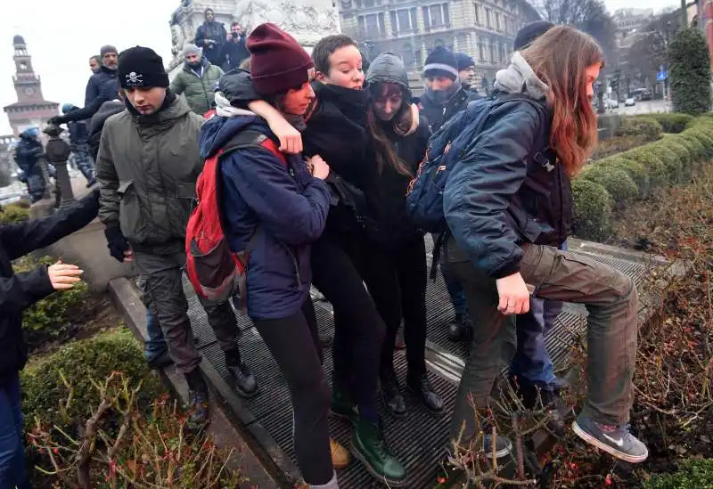 scontri tra polizia e anti fascisti a milano 3