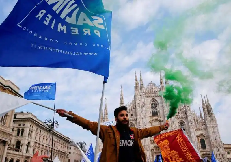 scontri tra polizia e anti fascisti a milano  