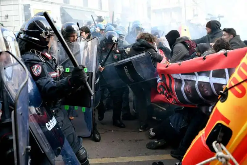 scontri tra polizia e anti fascisti a milano 