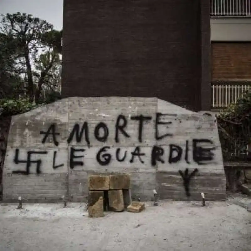 scritte e svastiche lapide moro