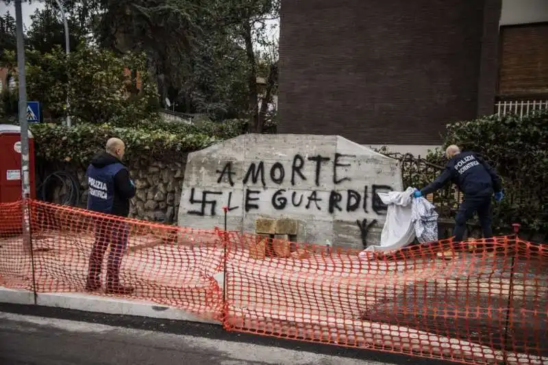 scritte e svastiche lapide moro