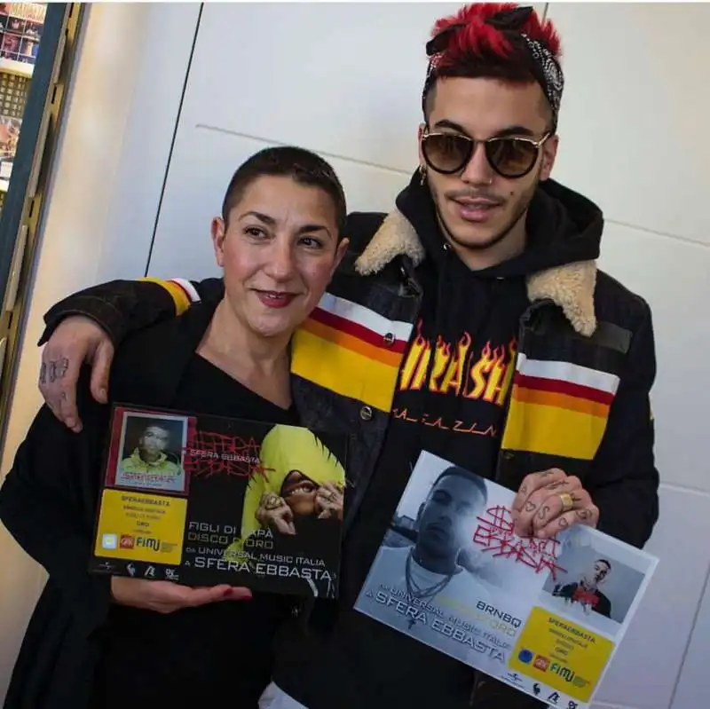 sfera ebbasta con la madre