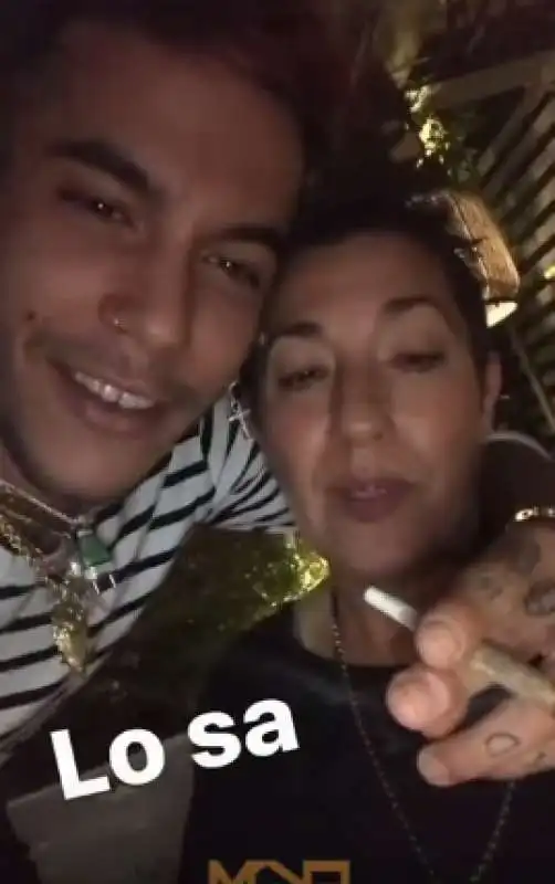 sfera ebbasta si fa un cannone abbracciato alla madre 