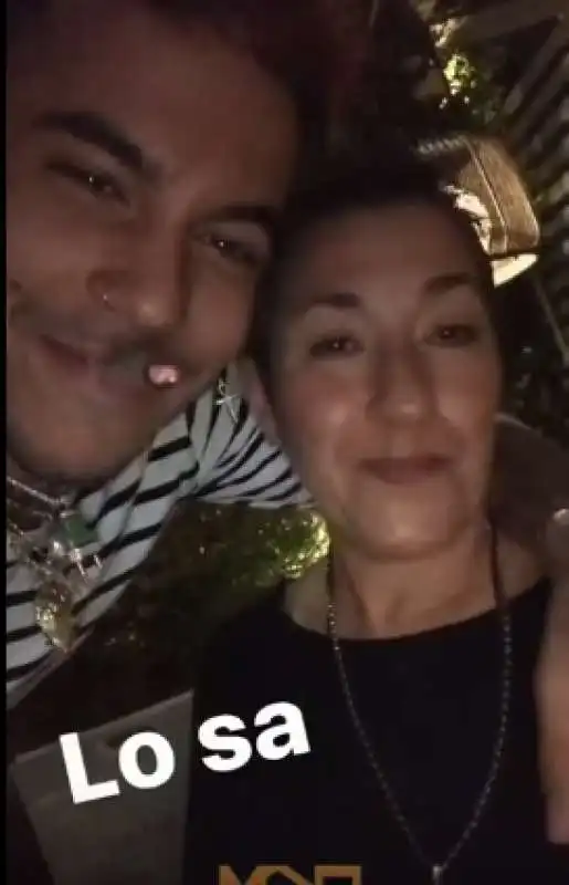 sfera ebbasta si fa un cannone abbracciato alla madre