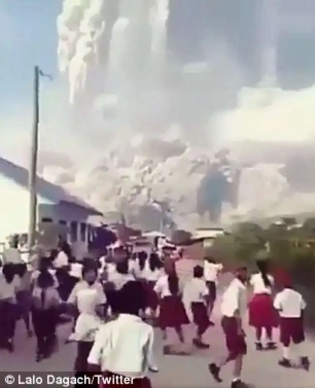 studenti indonesiani fuggono dalla nuvola di cenere del vulcano