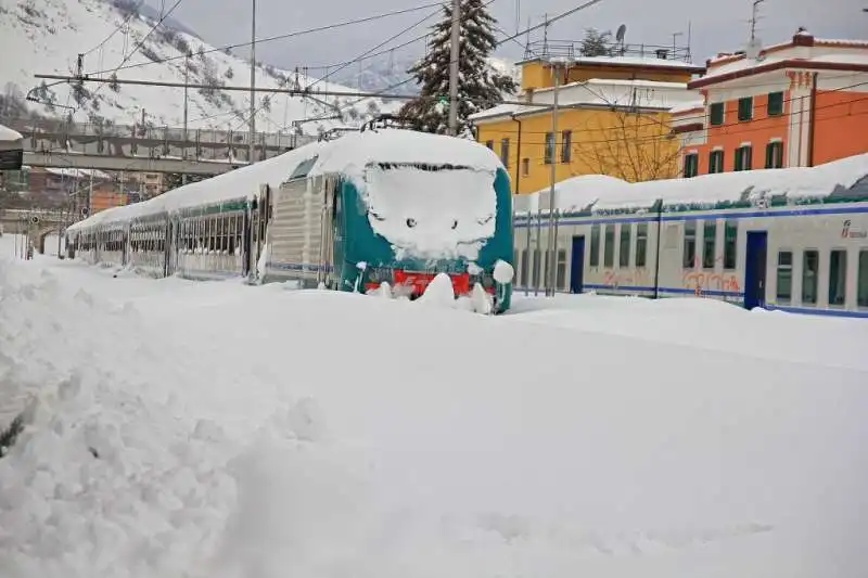 TRENI BLOCCATI DAL FREDDO E NEVE 