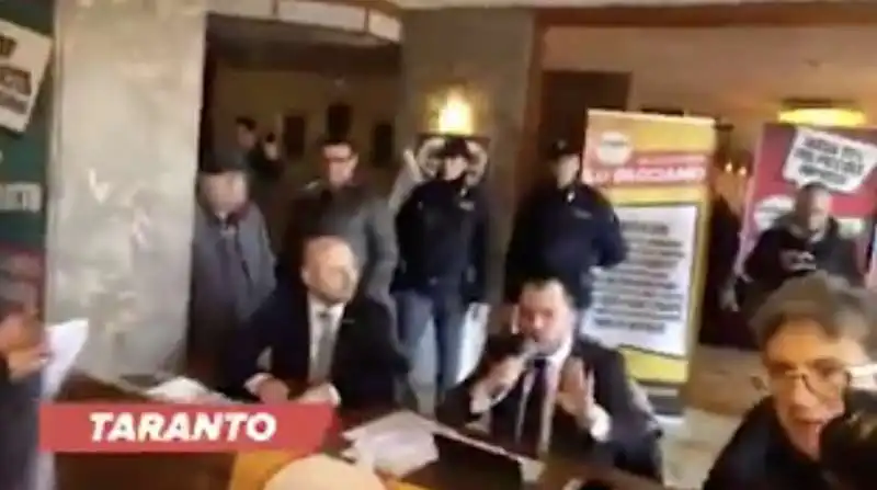 deputati m5s contestati a taranto 6