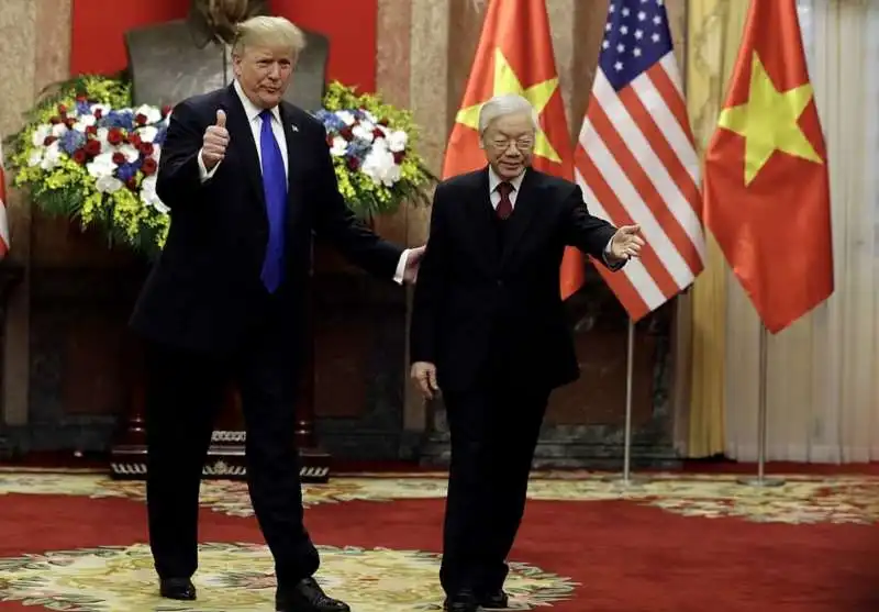 donald trump con il presidente vietnamita nguyen phu trong 1