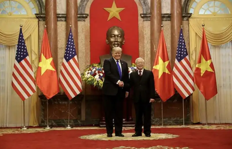 donald trump con il presidente vietnamita nguyen phu trong