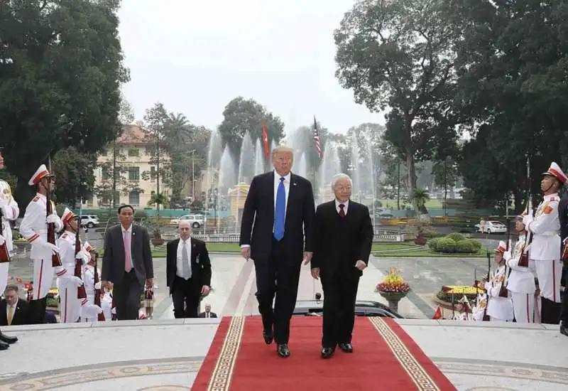 donald trump con il presidente vietnamita nguyen phu trong 3