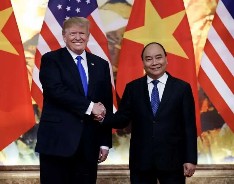 donald trump con il primo ministro vietnamita nguyen xuan phuc