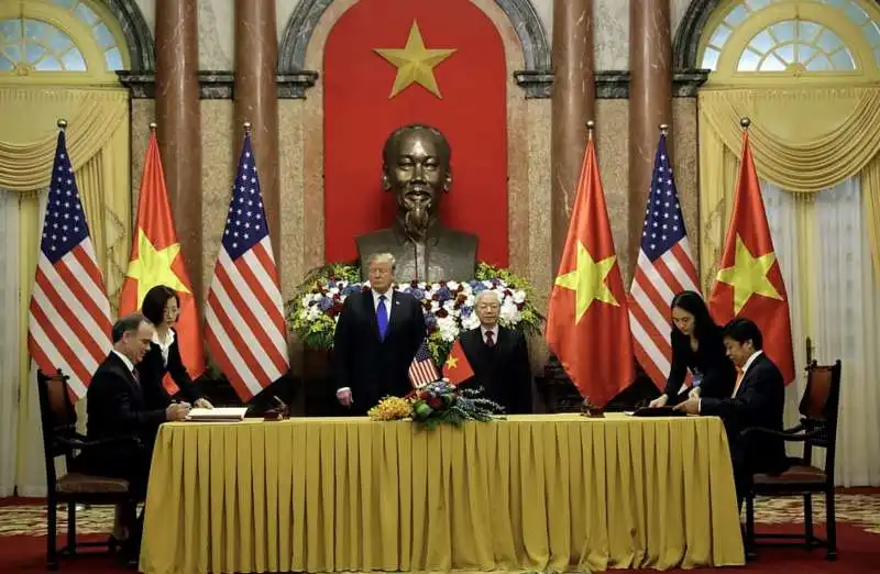 donald trump davanti a ho chi minh