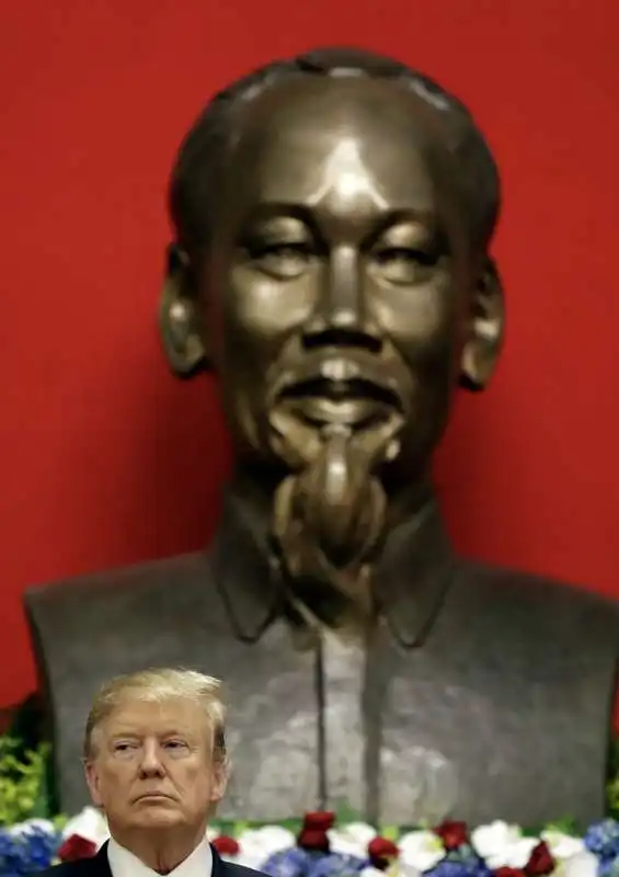 donald trump davanti alla statua di ho chi minh