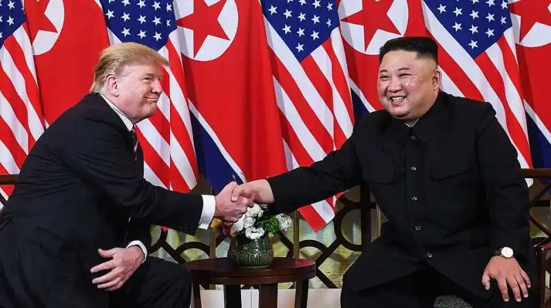 DONALD TRUMP E KIM JONG-UN SI STRINGONO LA MANO AD HANOI, IN VIETNAM