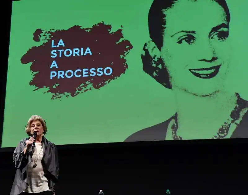 elisa greco presenta la storia a processo