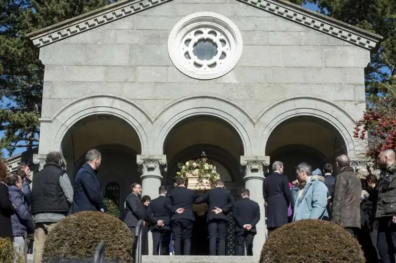 funerale di marella agnelli a villar perosa 1