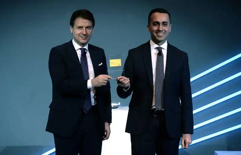 giuseppe conte e luigi di maio con la card per il reddito di cittadinanza 3 